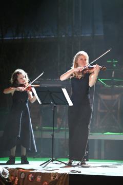 Učenka in učiteljica (Ana in Tina)